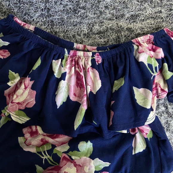 OFF SHOULDER FLORAL TOP💐💐 - Picture 2 of 3